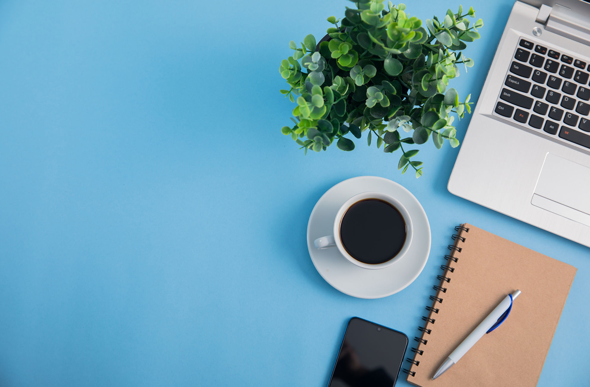 Affärsmöte med diagram och anteckningar